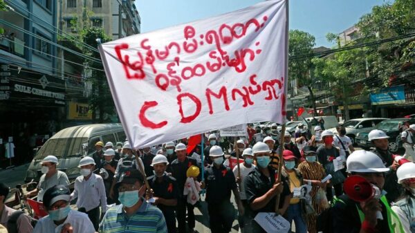 (မြန်မာ့မီးရထားဝန်ထမ်းများက CDM လှုပ်ရှားမှုတွင်ပါဝင်ပြီး ၂၀၂၁ ဖေဖော်ဝါရီ ၁၀ရက်က ရန်ကုန်မြို့၌ ချီတက်ဆန္ဒပြနေစဉ် ဓာတ်ပုံ - PS)