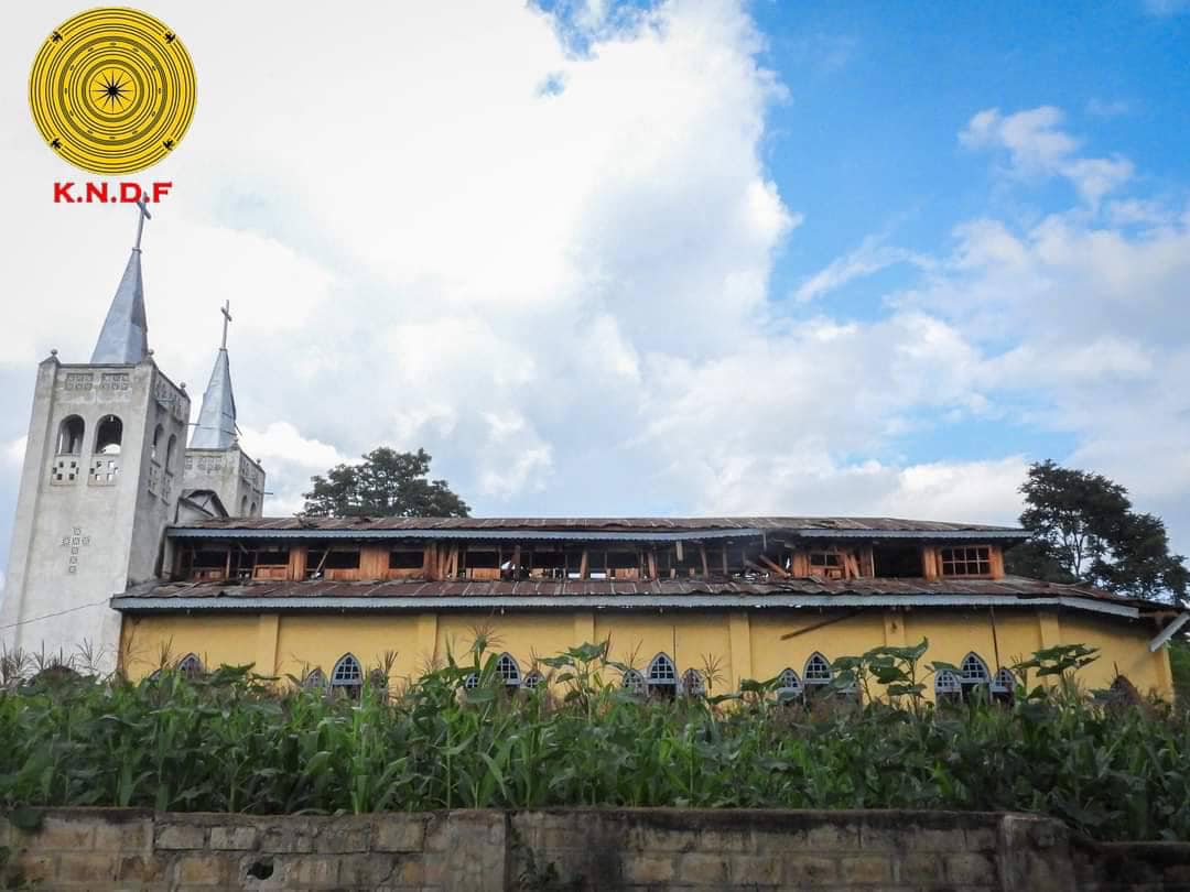 (ဖရူဆိုမြို့ရှိ "သနားခြင်းမယ်တော်" ဘုရားကျောင်းအား စစ်ကောင်စီက လေယာဥ်ဖြင့်ဗုံးကြဲတိုက်ခိုက်ပြီးနောက် တွေ့ရစဉ်။ ဓာတ်ပုံ - KNDF)