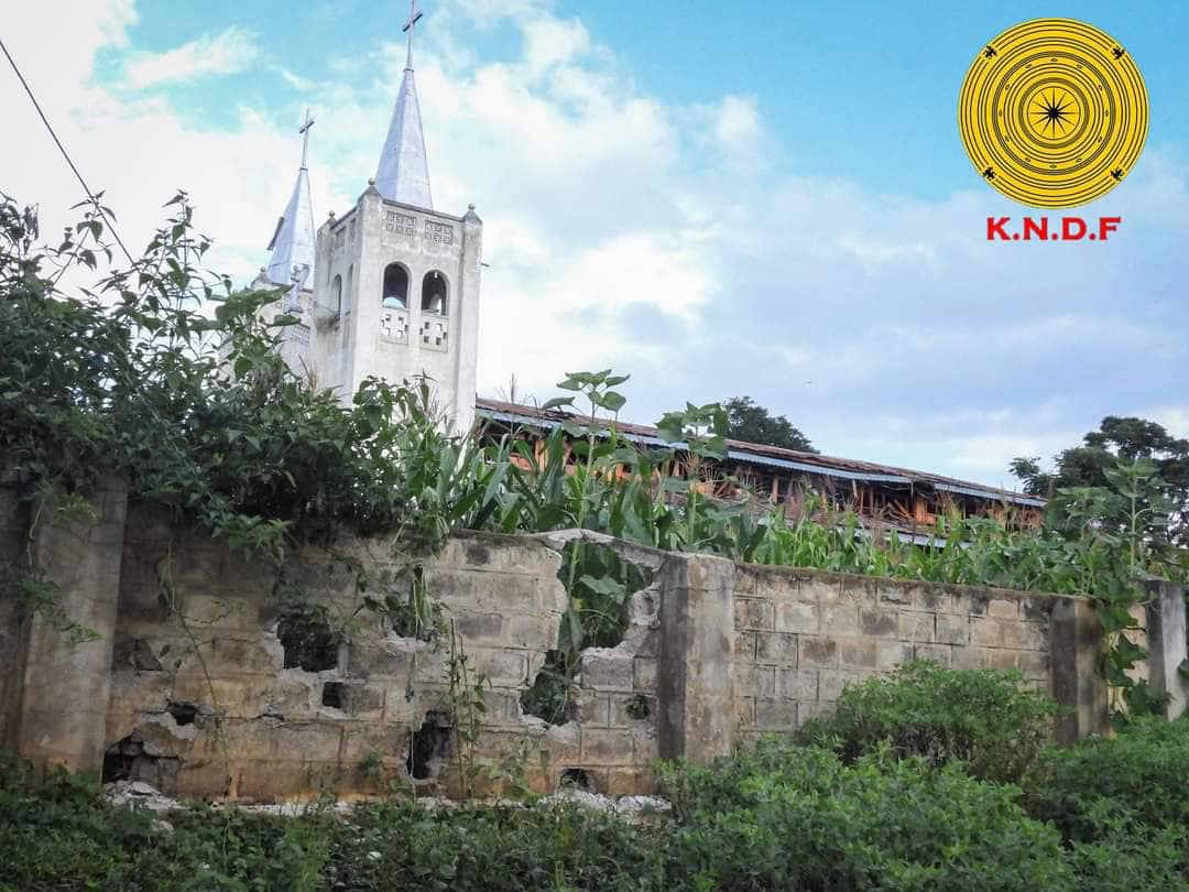 (ဖရူဆိုမြို့ရှိ "သနားခြင်းမယ်တော်" ဘုရားကျောင်းအား စစ်ကောင်စီက လေယာဥ်ဖြင့်ဗုံးကြဲတိုက်ခိုက်ပြီးနောက် တွေ့ရစဉ်။ ဓာတ်ပုံ - KNDF)