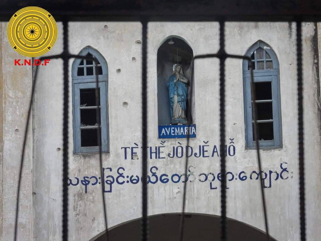(ဖရူဆိုမြို့ရှိ "သနားခြင်းမယ်တော်" ဘုရားကျောင်းအား စစ်ကောင်စီက လေယာဥ်ဖြင့်ဗုံးကြဲတိုက်ခိုက်ပြီးနောက် တွေ့ရစဉ်။ ဓာတ်ပုံ - KNDF)