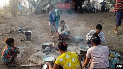 (ကနီမြို့နယ်ရှိ စစ်ဘေးရှောင်ပြည်သူများအား တွေ့ရစဉ်။ ဓာတ်ပုံ - AFP)