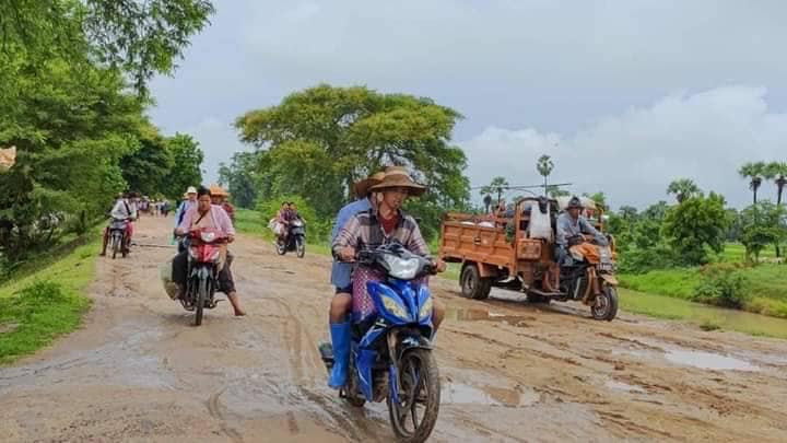 (ထွက်ပြေးတိမ်းရှောင်လာရသော ပြည်သူများအား တွေ့ရစဥ်။ ဓာတ်ပုံ-ခင်ဦးမြို့နယ်သတင်းမှန်ပြန်ကြားရေး)
