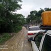(ကားမိုင်း - ဖားကန့်လမ်းပိုင်း၌ ပိတ်မိနေသော ယာဉ်များအား တွေ့ရစဉ်။ ဓာတ်ပုံ - Kachin News Groups Post)