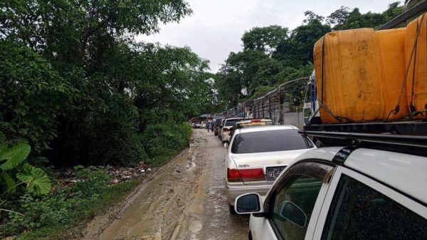 (ကားမိုင်း - ဖားကန့်လမ်းပိုင်း၌ ပိတ်မိနေသော ယာဉ်များအား တွေ့ရစဉ်။ ဓာတ်ပုံ - Kachin News Groups Post)