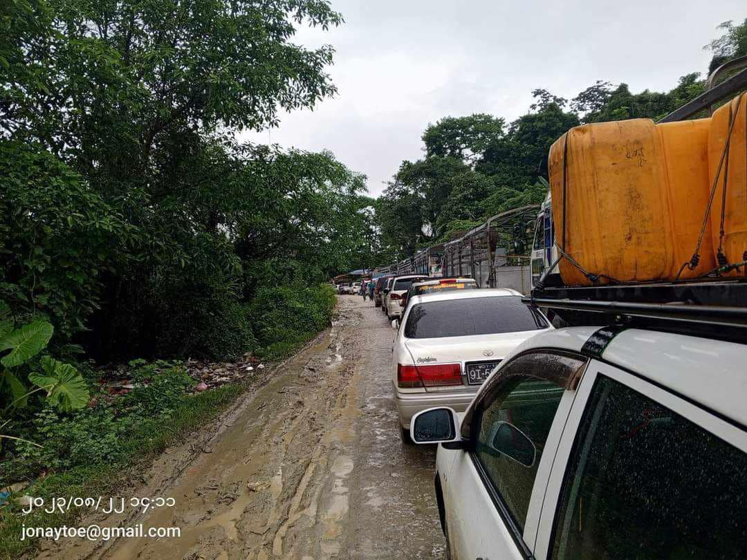 (ကားမိုင်း - ဖားကန့်လမ်းပိုင်း၌ ပိတ်မိနေသော ယာဉ်များအား တွေ့ရစဉ်။ ဓာတ်ပုံ - Kachin News Groups Post)