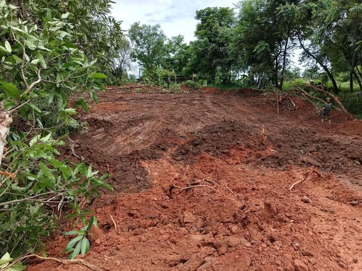 (တအာင်းတပ်မတော်(TNLA) ဘော်ဒိုဇာဖြင့်မြေထိုးခဲ့သည်ဆိုသည့်နေရာအား တွေ့ရစဉ်။ ဓာတ်ပုံ - SSPP Info)