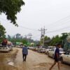(ယနေ့တိုက်ပွဲအတွင်း ပိတ်မိနေသည့်ကားများအား တွေ့ရစဉ်။ ဓာတ်ပုံ - CJ)