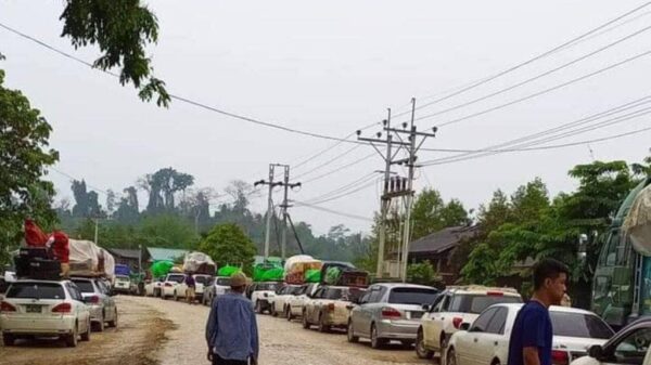 (ယနေ့တိုက်ပွဲအတွင်း ပိတ်မိနေသည့်ကားများအား တွေ့ရစဉ်။ ဓာတ်ပုံ - CJ)