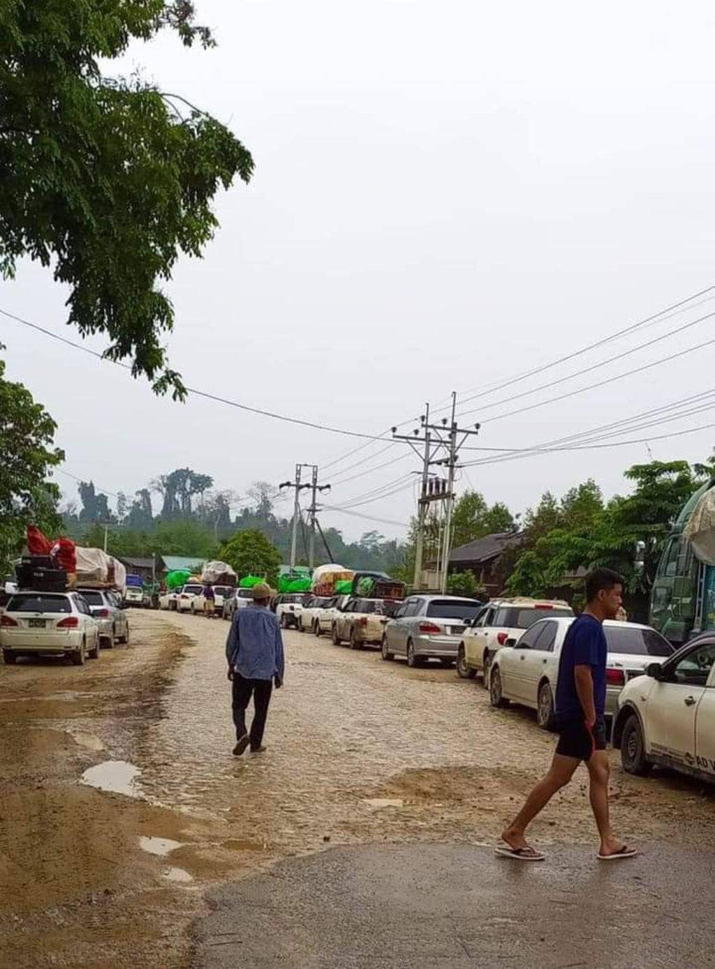 (ယနေ့တိုက်ပွဲအတွင်း ပိတ်မိနေသည့်ကားများအား တွေ့ရစဉ်။ ဓာတ်ပုံ - CJ)