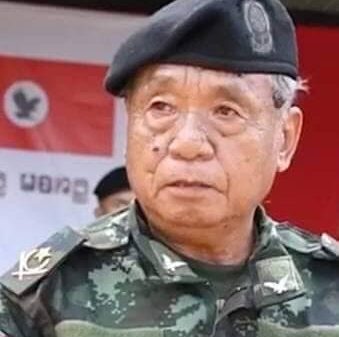 (ကရင်နီတပ်မတော်(KA) စစ်ဦးစီးချုပ်ဗိုလ်မှူးချုပ်အောင်မြတ်အား တွေ့ရစဉ်)