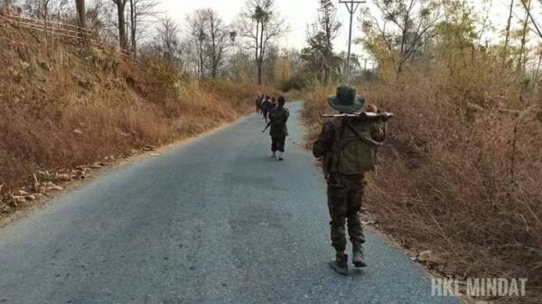 (ချင်းဒေသကာကွယ်ရေးတပ်(CDF)မင်းတပ်မှ ရဲဘော်များအား တွေ့ရစဉ်။ ဓာတ်ပုံ - CDF မင်းတပ်)