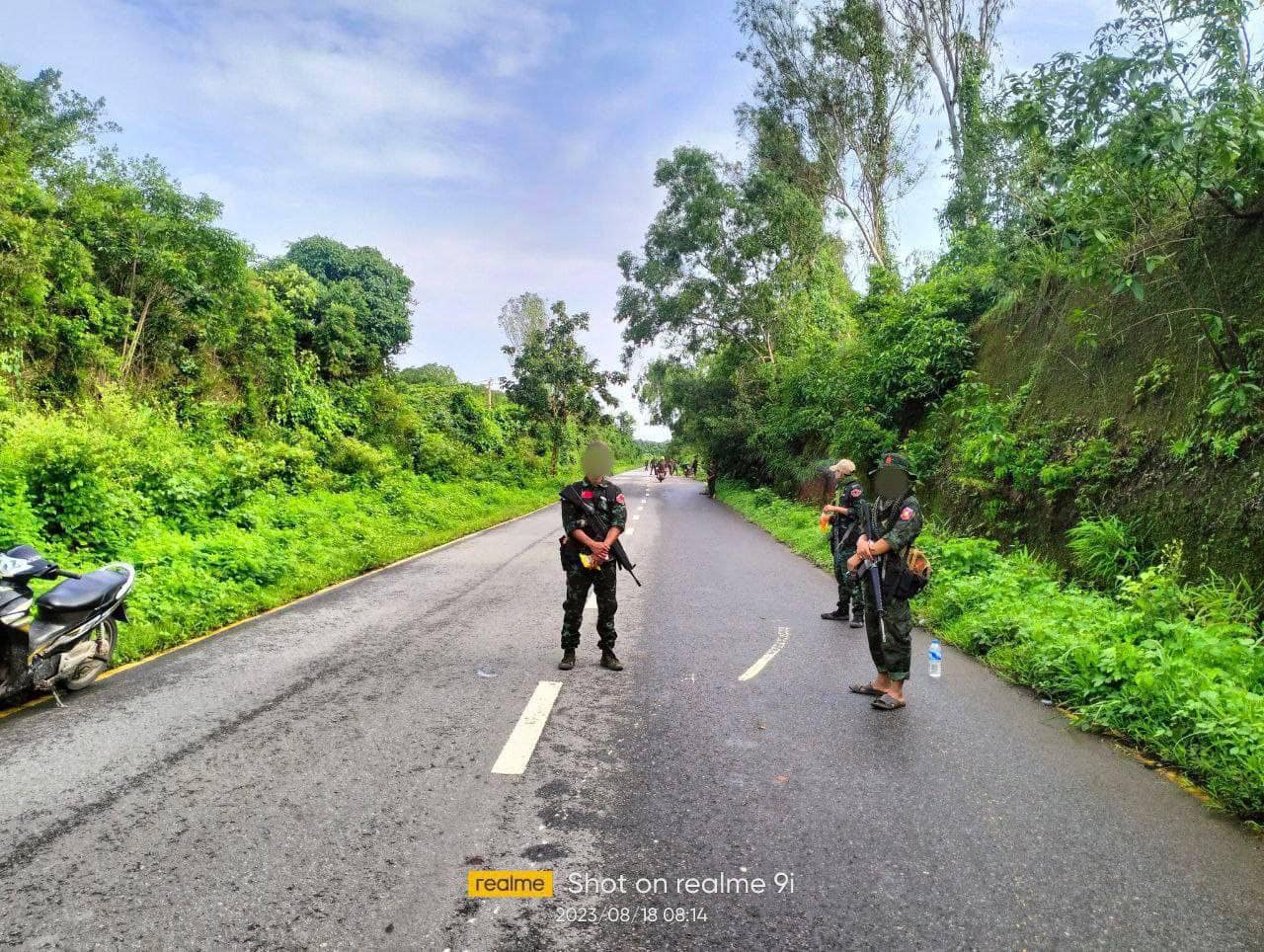(KNLA ပူးပေါင်းတပ်မှ ရဲဘော်များ စစ်ဆေးရေးပြုလုပ်နေစဉ်။ ဓာတ်ပုံ - KRF)