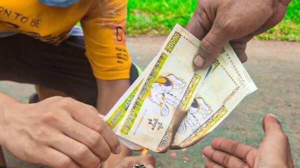 (သပိတ်အင်အားစုများက သြဂုတ်လဆန်းတွင်ကျပ်နှစ်​သောင်းတန်ပုံစံတူ​​ငွေစက္ကူများကို မီရှို့ဆန္ဒပြစဥ်။ဓါတ်ပုံ-CJ)