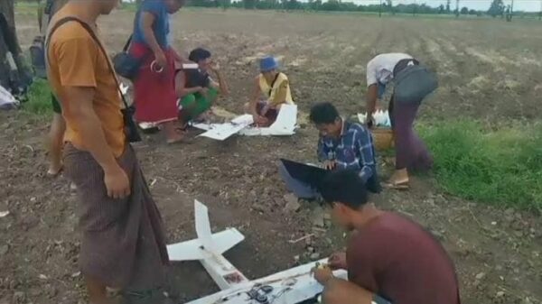 (ဒေါင်းတမာန်လေကြောင်းစစ်ဆင်ရေး ရဲဘော်များအား စစ်ဆင်ရေးတစ်ခုတွင် တွေ့ရစဥ်။ ဓာတ်ပုံ - ဒေါင်းတမာန်)