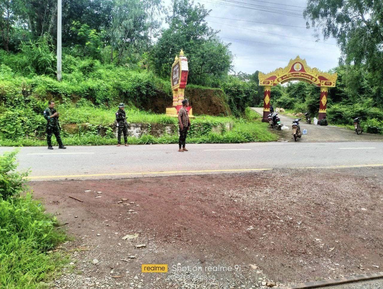 (KNLA ပူးပေါင်းတပ်မှ ရဲဘော်များ စစ်ဆေးရေးပြုလုပ်နေစဉ်။ ဓာတ်ပုံ - KRF)