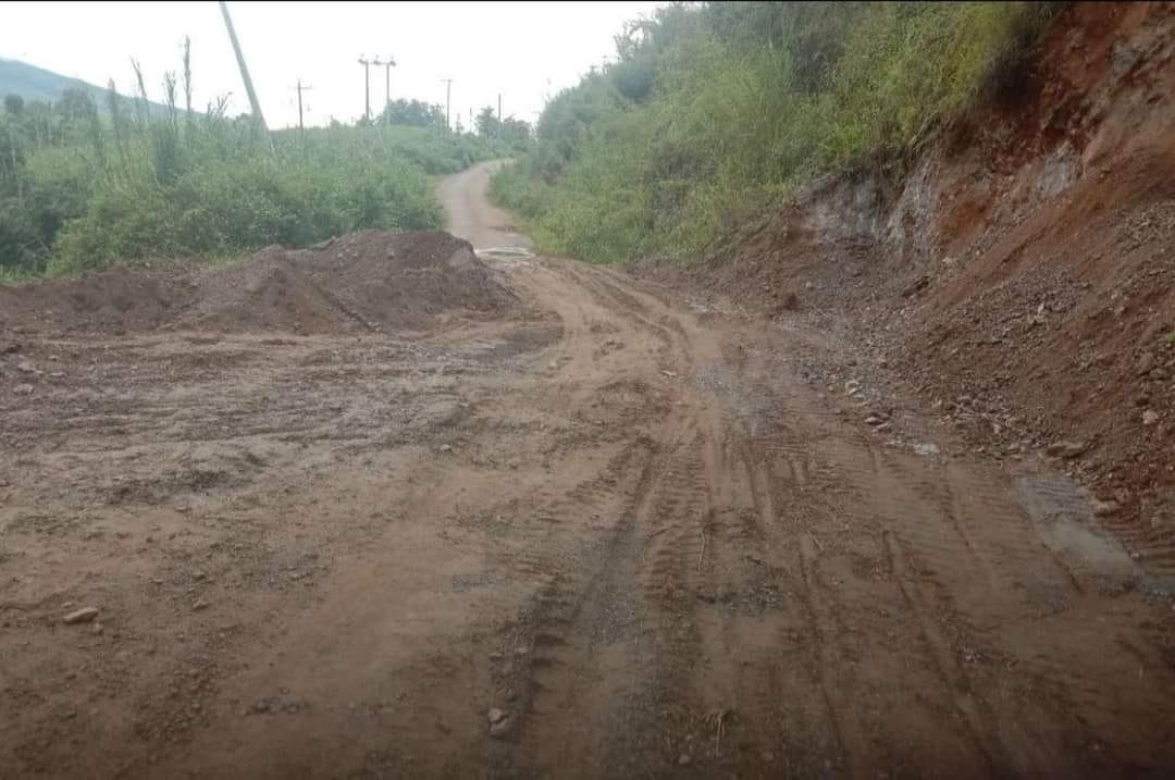 (စစ်ကောင်စီတပ်ဖျက်ဆီးထားသည့်လမ်းပိုင်းအား တအာင်းတပ်မတော် (PSLF/TNLA)တပ် ပြန်ပြုပြင်ပြီးနောက် တွေ့ရစဥ်။ ဓာတ်ပုံ - TNLA)