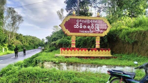 (KNLA ပူးပေါင်းတပ်မှ ရဲဘော်များ စစ်ဆေးရေးပြုလုပ်နေစဉ်။ ဓာတ်ပုံ - KRF)