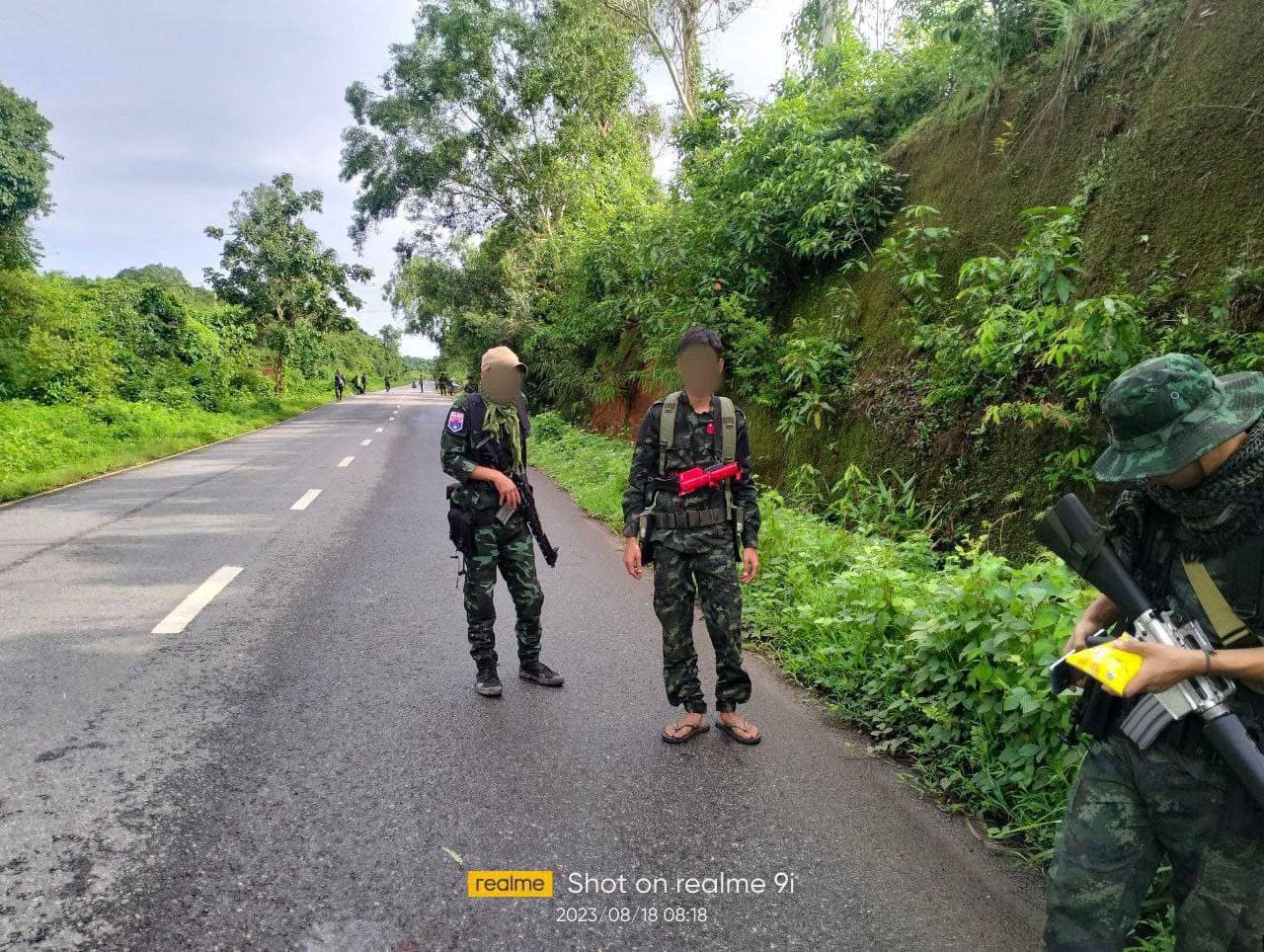 (KNLA ပူးပေါင်းတပ်မှ ရဲဘော်များ စစ်ဆေးရေးပြုလုပ်နေစဉ်။ ဓာတ်ပုံ - KRF)