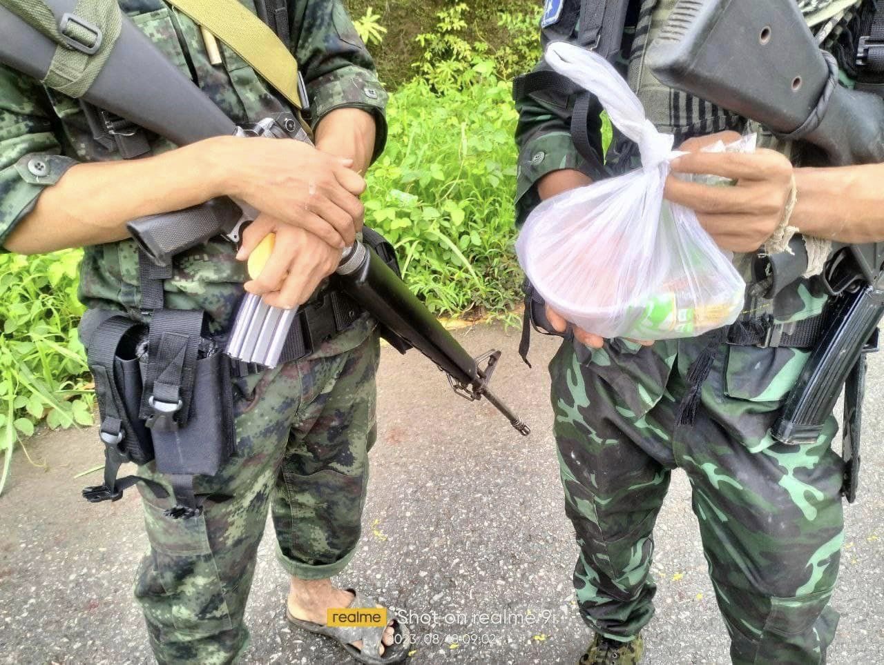 (KNLA ပူးပေါင်းတပ်မှ ရဲဘော်များ စစ်ဆေးရေးပြုလုပ်နေစဉ်။ ဓာတ်ပုံ - KRF)