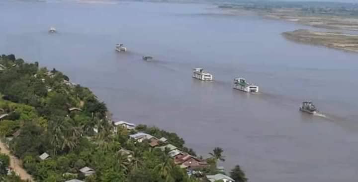 (မန္တလေးမြို့ ဂေါ်ဝန်ဆိပ်ကမ်းမှ ထွက်လာသော စစ်ကောင်စီရေယာဉ်သင်္ဘောများအား တွေ့ရစဉ်။ ဓာတ်ပုံ - CJ)