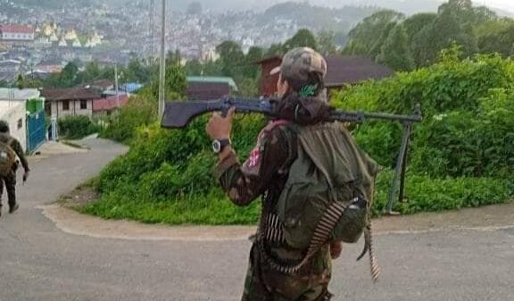 (မိုးကုတ်မြို့အဝင်တစ်နေရာတွင် Red Wolves Of Mogok အဖွဲ့ဝင်ရဲဘော်တစ်ဦးအား တွေ့ရစဥ်။ ဓာတ်ပုံ-Red Wolves Of Mogok)