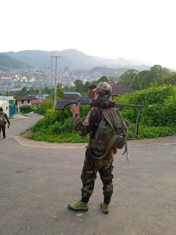 (မိုးကုတ်မြို့အဝင်တစ်နေရာတွင် Red Wolves Of Mogok အဖွဲ့ဝင်ရဲဘော်တစ်ဦးအား တွေ့ရစဥ်။ ဓာတ်ပုံ-Red Wolves Of Mogok)