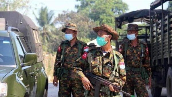 စစ်တပ်အာဏာသိမ်းပြီးနောက် လုံခြုံရေးနေသော စစ်ကောင်စီတပ်သားများအား တွေ့ရစဥ်။ ဓာတ်ပုံ - CJ
