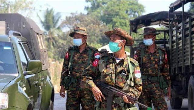 စစ်တပ်အာဏာသိမ်းပြီးနောက် လုံခြုံရေးနေသော စစ်ကောင်စီတပ်သားများအား တွေ့ရစဥ်။ ဓာတ်ပုံ - CJ