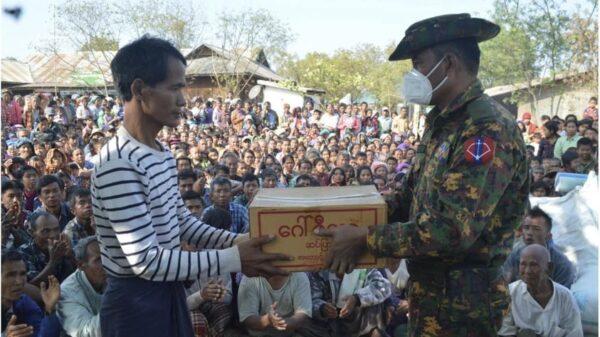 (ပုလဲနယ် အင်းမထီးပျူစောထီးရွာရှိ ဒေသခံများအား စစ်တပ်က ထောက်ပံ့ရေးပစ္စည်းများပေးနေသည်ကို ၂၀၂၂ မတ်လ ၂ရက်က တွေ့ရစဉ်။ ဓာတ်ပုံ - စကစ)