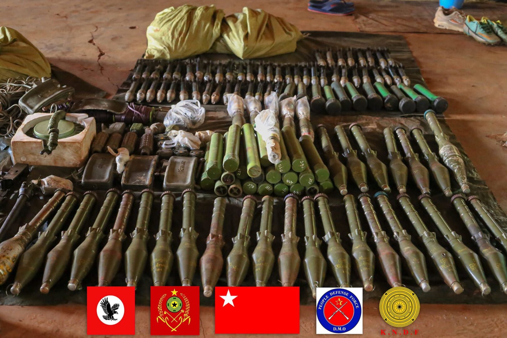 (ဒီးမော့ဆို - ဖရူဆို ပြည်ထောင်စုလမ်းမကြီးတိုက်ပွဲအတွင်းသိမ်းဆည်းရရှိသော လက်နဥ်ခဲယမ်းများအား တွေ့ရစဥ်။ ဓာတ်ပုံ - KNDF)