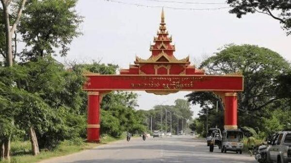 (စစ်ကောင်စီအဖွဲ့ စစ်ဆေးလေ့ရှိရာ ရွှေဘိုမြို့အဝင်မုခ်ဦးအား တွေ့ရစဥ်။ ဓာတ်ပုံ - Cj)