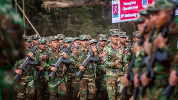 (TNLA တပ်ဖွဲ့ဝင်များကိုစစ်ရေးပြအခမ်းအနားတစ်ခုတွင်တွေ့ရစဉ်။ ။ဓါတ်ပုံ-The New York Times)