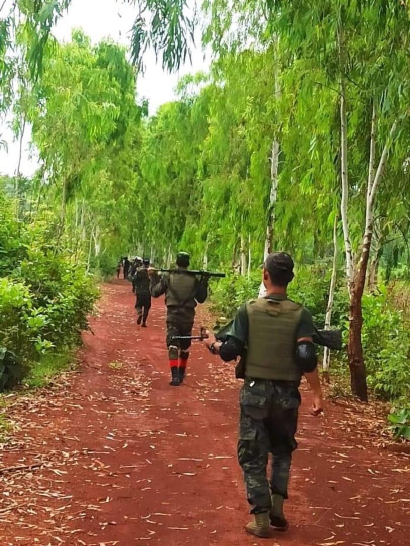 (ဒီးမော့ဆို PDF မှရဲဘော်များအားညရှေ့တန်းတစ်နေရာ၌ တွေ့ရစဉ်။ ဓာတ်ပုံ - ဒီးမော့ဆို PDF)