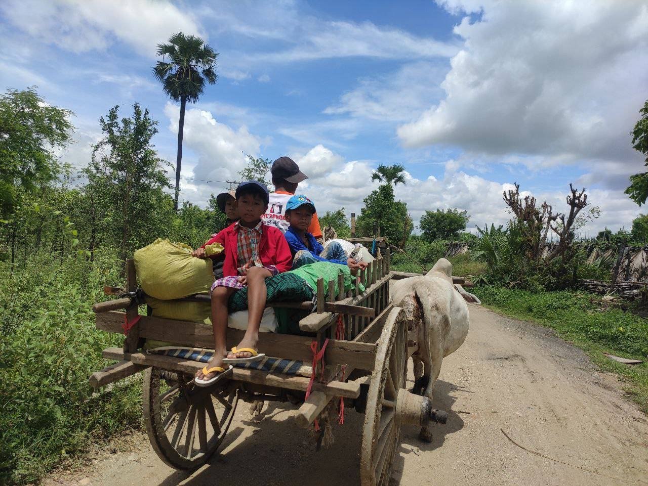 (စစ်ကောင်စီတပ်ရန်ကြောင့် ဘေးလွတ်ရာထွက်ပြေးတိမ်းရှောင်နေရသော ကနီနယ်ရှိ ‌ဒေသခံများအား တွေ့ရစဥ်။ ဓာတ်ပုံ - CJ)