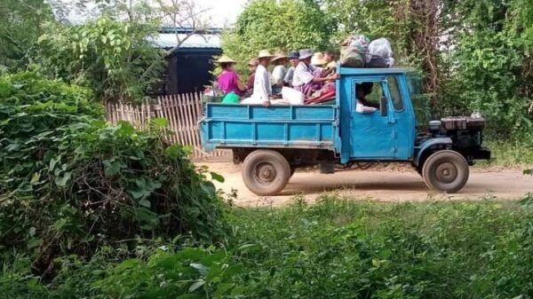 (ဒီပဲယင်းမြို့နယ်တွင် စစ်ကောင်စီတပ် စစ်ကြောင်းကြောင့် ပြည်သူများထွက်ပြေးတိမ်းရှောင်နေရစဥ်။ ဓာတ်ပုံ- ဒီပဲယင်းမြို့နယ်ညီနောင်များ)