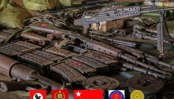 (ဒီးမော့ဆို - ဖရူဆို ပြည်ထောင်စုလမ်းမကြီးတိုက်ပွဲအတွင်းသိမ်းဆည်းရရှိသော လက်နဥ်ခဲယမ်းများအား တွေ့ရစဥ်။ ဓာတ်ပုံ - KNDF)