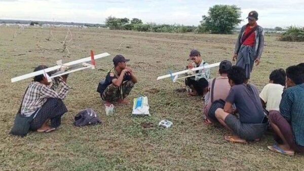 (တော်လှန်ရေးရဲဘော်များက ငါန်းမြာရဲစခန်းအား ဒရုန်းဖြင့် တိုက်ခိုက်ရန် ပြင်ဆင်နေစဥ်။ ဓာတ်ပုံ - Myingyan District Drone Strike)