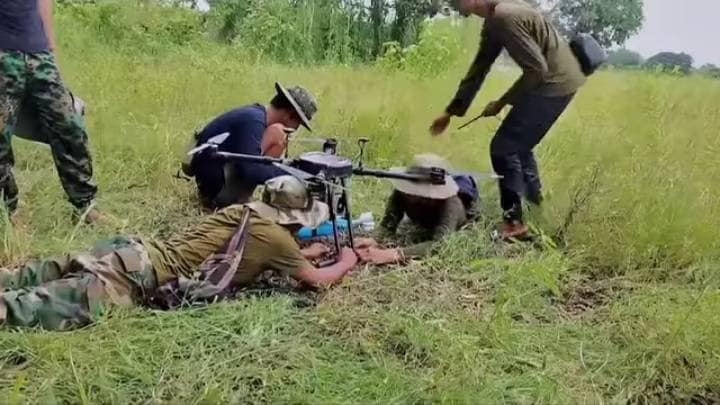 (စစ်ကောင်စီတပ်အား ဒရုန်းဖြင့် တိုက်ခိုက်ရန် PDF ရဲဘော်များ ပြင်ဆင်နေစဥ်။ ဓာတ်ပုံ - ဗိုလ်ကျားရိုင်း)