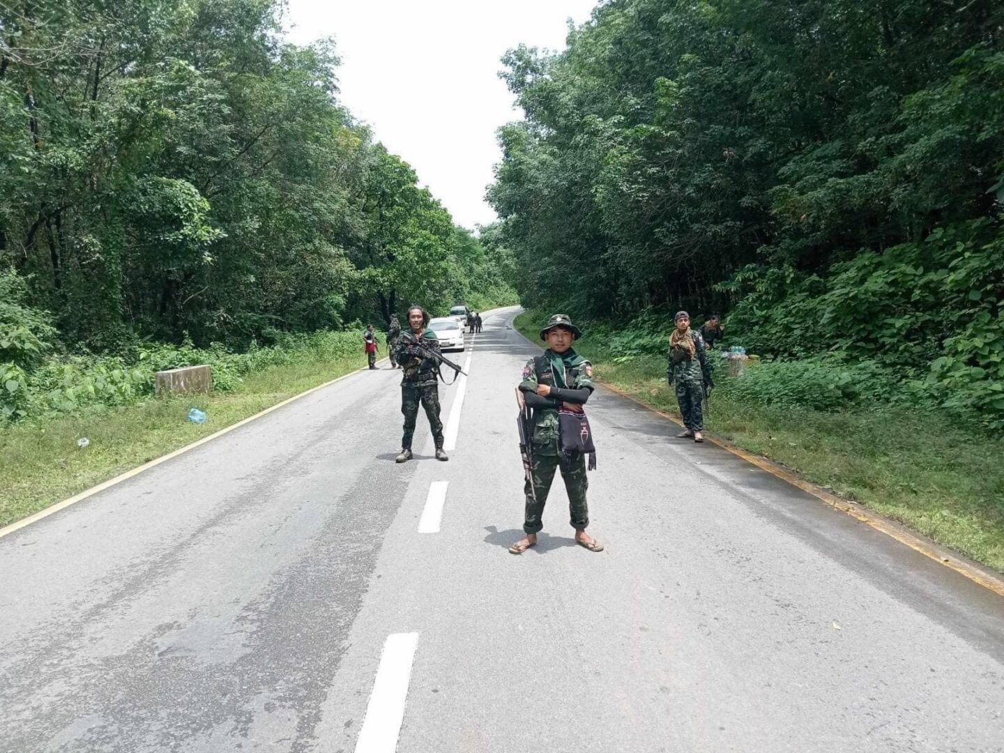 (ပြည်သူ့ကာကွယ်ရေးတပ်မတော်(PDF) တောင်ညိုစစ်ကြောင်းက မော်လမြိုင်-ရေး-ထားဝယ် ပြည်ထောင်စုလမ်းမကြီးပေါ်တွင် လုံခြုံရေးနှင့် ယာဥ်စစ်ဆေးခြင်းများ ဆောင်ရွက်နေမှု မှတ်တမ်းပုံရိပ်များ။ ဓာတ်ပုံ - ကာကွယ်ရေးဝန်ကြီးဌာန/အမျိုးသားညီညွတ်ရေးအစိုးရ)