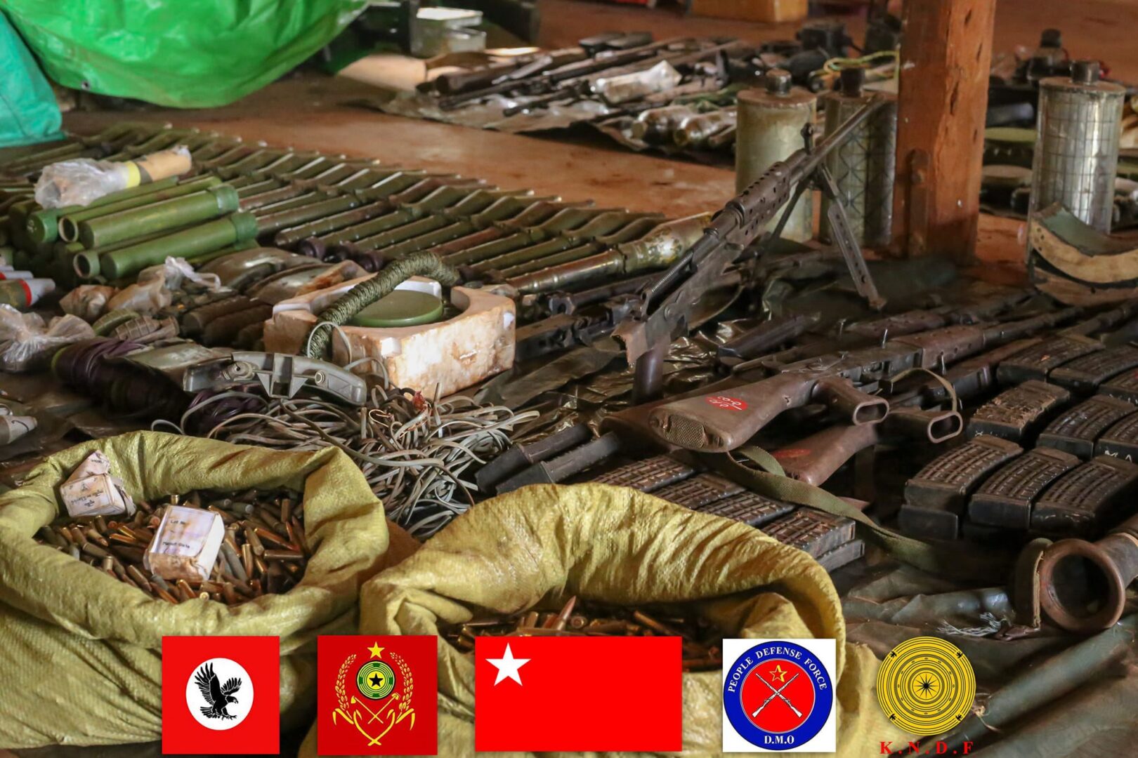 (ဒီးမော့ဆို - ဖရူဆို ပြည်ထောင်စုလမ်းမကြီးတိုက်ပွဲအတွင်းသိမ်းဆည်းရရှိသော လက်နဥ်ခဲယမ်းများအား တွေ့ရစဥ်။ ဓာတ်ပုံ - KNDF)