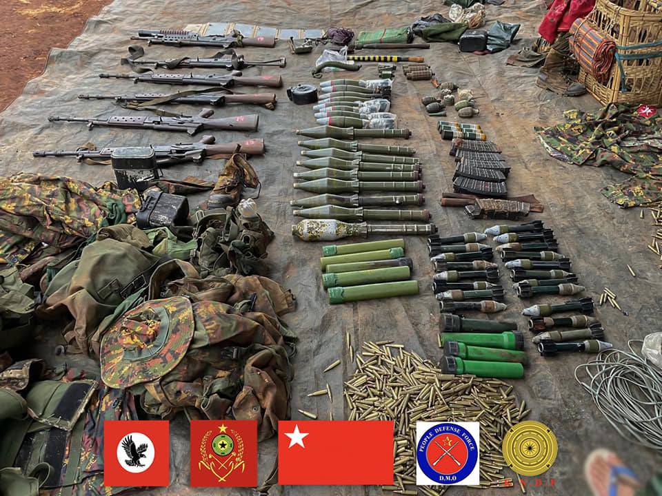(ဒီးမော့ဆို - ဖရူဆို ပြည်ထောင်စုလမ်းမကြီးတိုက်ပွဲအတွင်းသိမ်းဆည်းရရှိသော လက်နဥ်ခဲယမ်းများအား တွေ့ရစဥ်။ ဓာတ်ပုံ - KNDF)