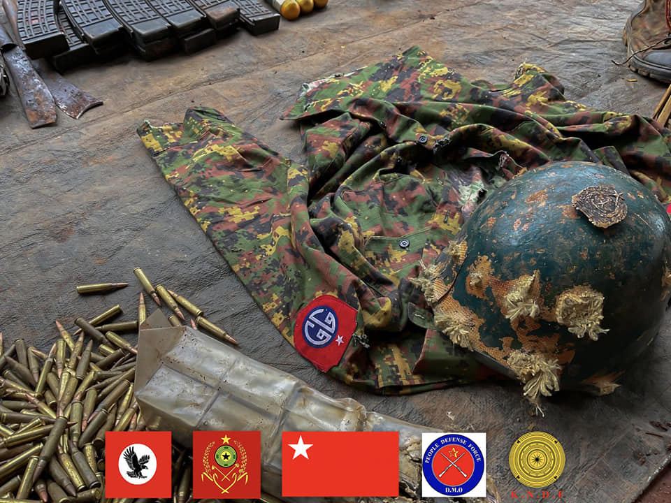 (ဒီးမော့ဆို - ဖရူဆို ပြည်ထောင်စုလမ်းမကြီးတိုက်ပွဲအတွင်းသိမ်းဆည်းရရှိသော လက်နဥ်ခဲယမ်းများအား တွေ့ရစဥ်။ ဓာတ်ပုံ - KNDF)