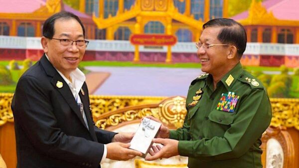 (အာဏာသိမ်းခေါင်းဆောင် မင်းအောင်လှိုင်နှင့် ရှမ်းပြည်ပြန်လည်ထူထောင်ရေးကောင်စီ(RCSS)ခေါင်းဆောင်တို့ ၂၀၂၂ မေလက တွေ့ဆုံနေစဥ်။ ဓာတ်ပုံ - စကစ)
