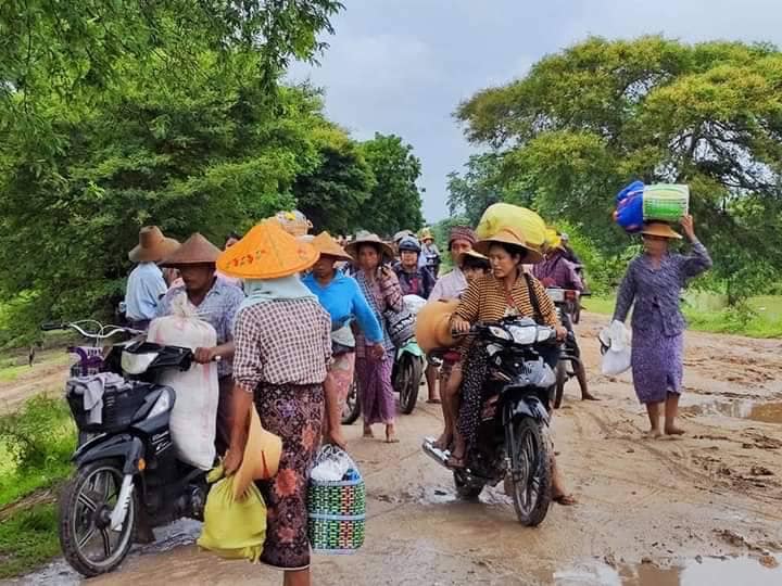 (ထွက်ပြေးတိမ်းရှောင်လာရသော ပြည်သူများအား တွေ့ရစဥ်။ ဓာတ်ပုံ-ခင်ဦးမြို့နယ်သတင်းမှန်ပြန်ကြားရေး)