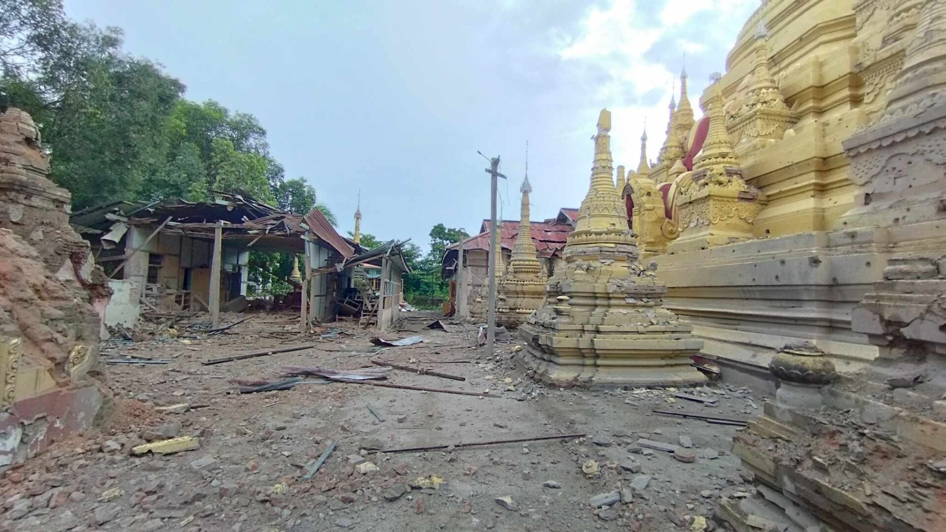 (စစ်ကောင်စီတပ် ဗုံးကျဲသောကြောင့် ရှေးဟောင်း မြသိန်းတန်စေတီနှင့် အနီးအနားရှိသာ့သနိကအဆောက်အအုံများပျက်စီးနေမှု ။ဓါတ်ပုံ-ABSDF)