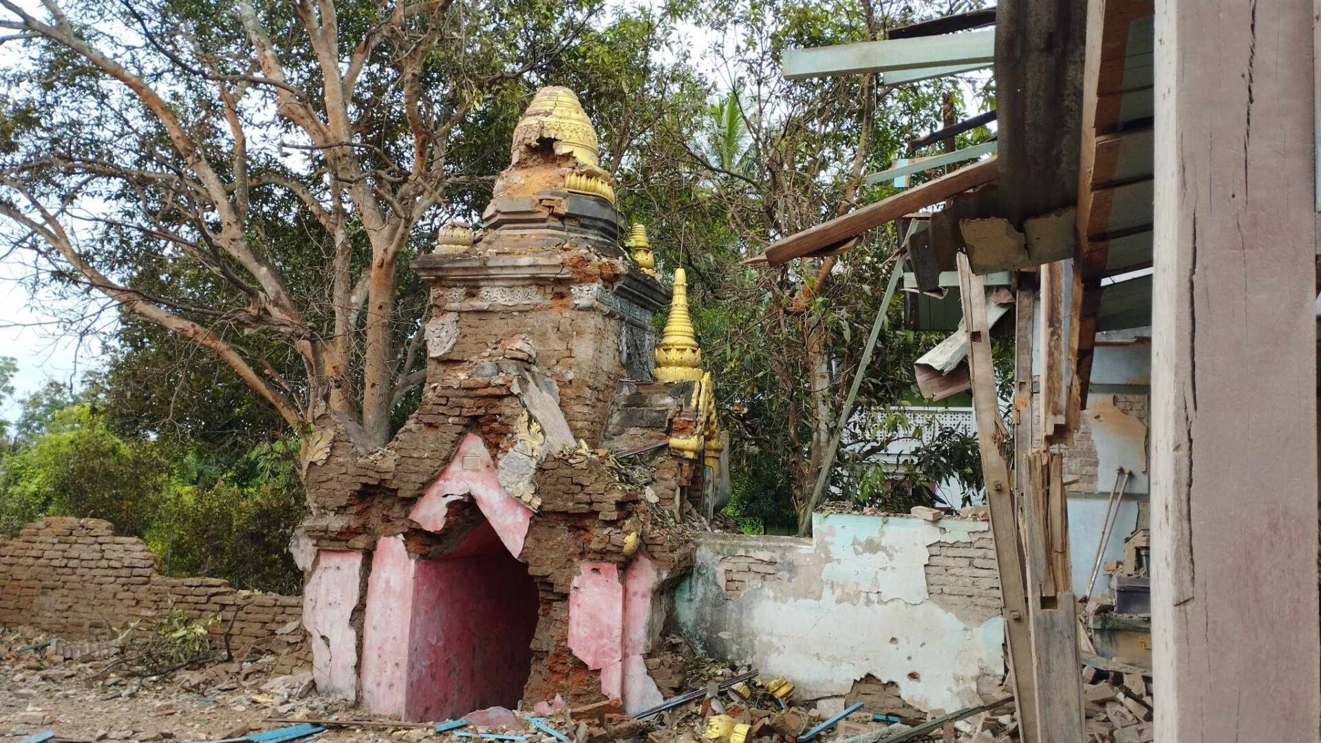 (စစ်ကောင်စီတပ် ဗုံးကျဲသောကြောင့် ရှေးဟောင်း မြသိန်းတန်စေတီနှင့် အနီးအနားရှိသာ့သနိကအဆောက်အအုံများပျက်စီးနေမှု ။ဓါတ်ပုံ-ABSDF)