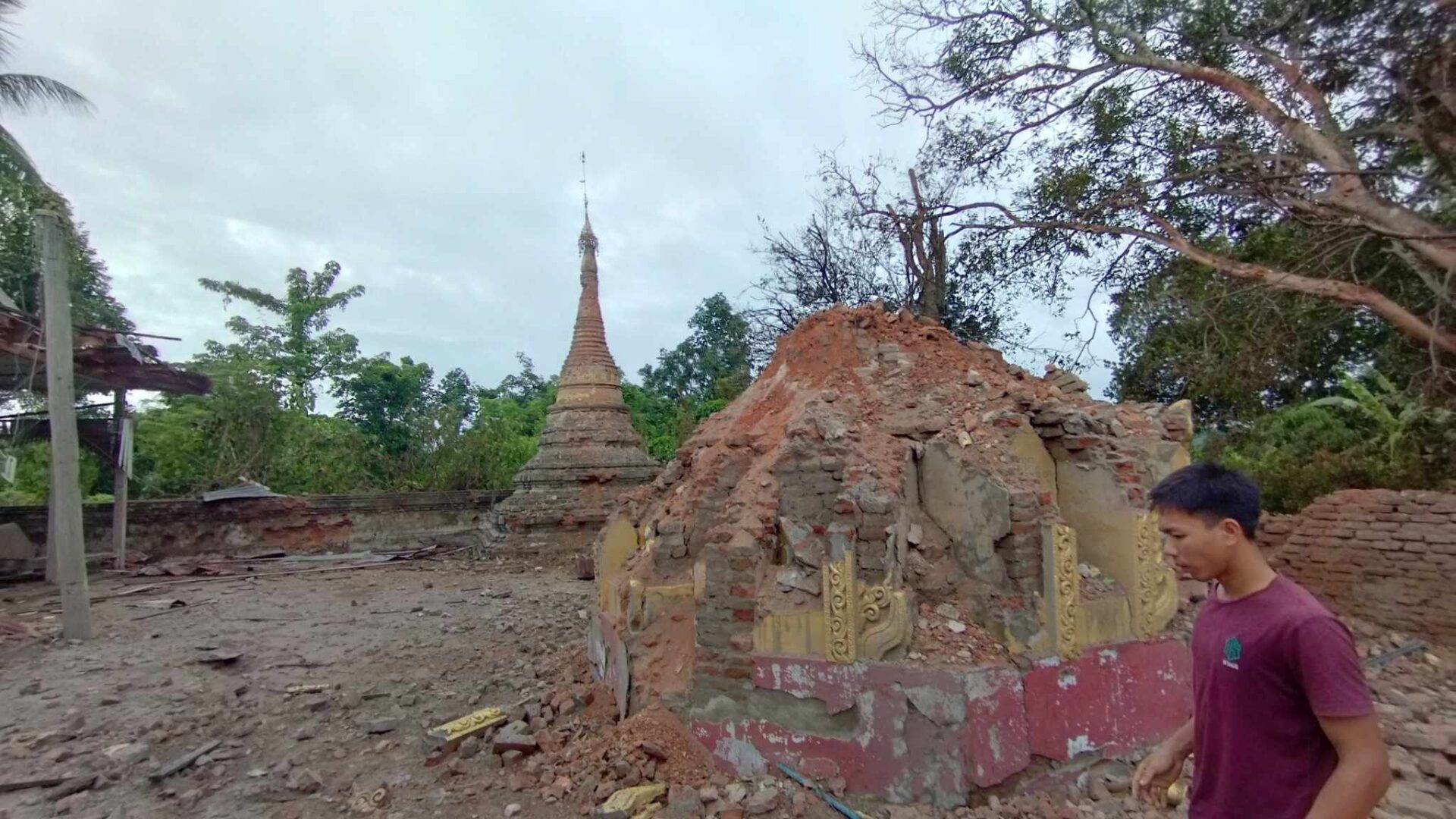 (စစ်ကောင်စီတပ် ဗုံးကျဲသောကြောင့် ရှေးဟောင်း မြသိန်းတန်စေတီနှင့် အနီးအနားရှိသာ့သနိကအဆောက်အအုံများပျက်စီးနေမှု ။ဓါတ်ပုံ-ABSDF)