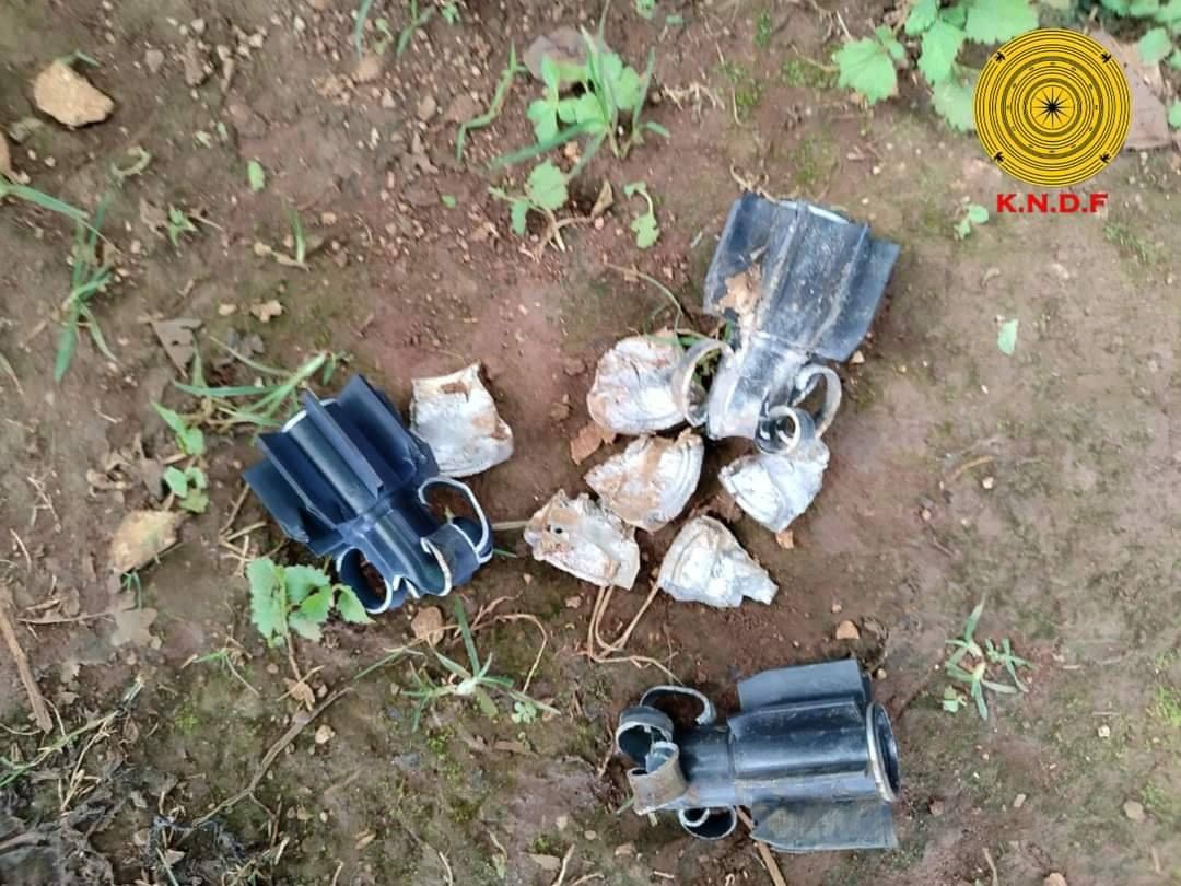 (စစ်ကောင်စီ၏ ဒရုန်းဖြင့် ဗုံးကြဲတိုက်ခိုက်မှုတွင် ထိခိုက်ပျက်စီးခဲ့သည့် နေအိမ်နှင့် ကျဉ်အပိုင်းအစများ။ဓာတ်ပုံ - KNDF)