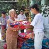 စစ်ဘေးရှောင်များအား လှူဒါန်းပေးနေစဥ်။ ဓာတ်ပုံ-ချင်းတွင်းမြစ်ကမ်းဘေးကျေးရွာများသပိတ်ကော်မတီ