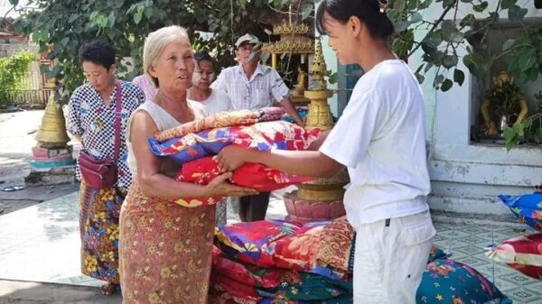 စစ်ဘေးရှောင်များအား လှူဒါန်းပေးနေစဥ်။ ဓာတ်ပုံ-ချင်းတွင်းမြစ်ကမ်းဘေးကျေးရွာများသပိတ်ကော်မတီ